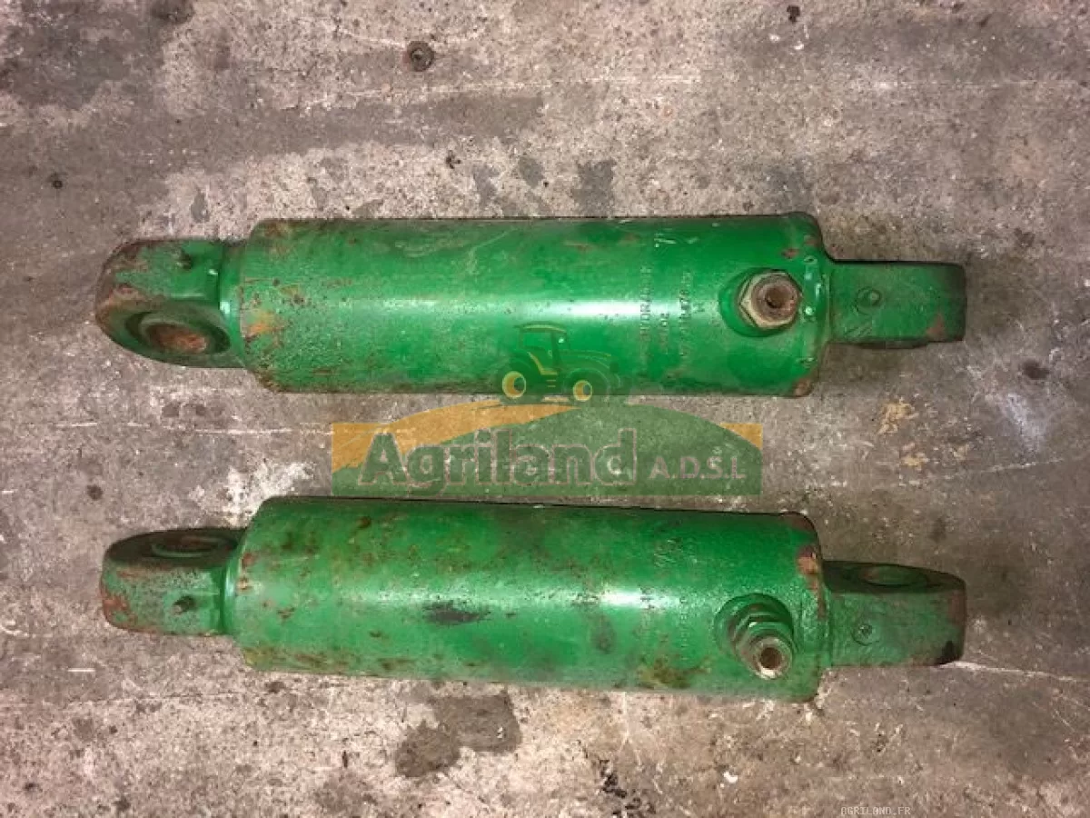 VERIN DE RELEVAGE ARRIERE DROIT ET GAUCHE  LP : 973