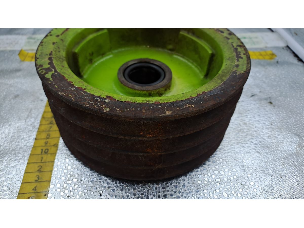 POULIE MENEE (MOYEU CLAVETTE) DIAM EXT 190  4 GORGES