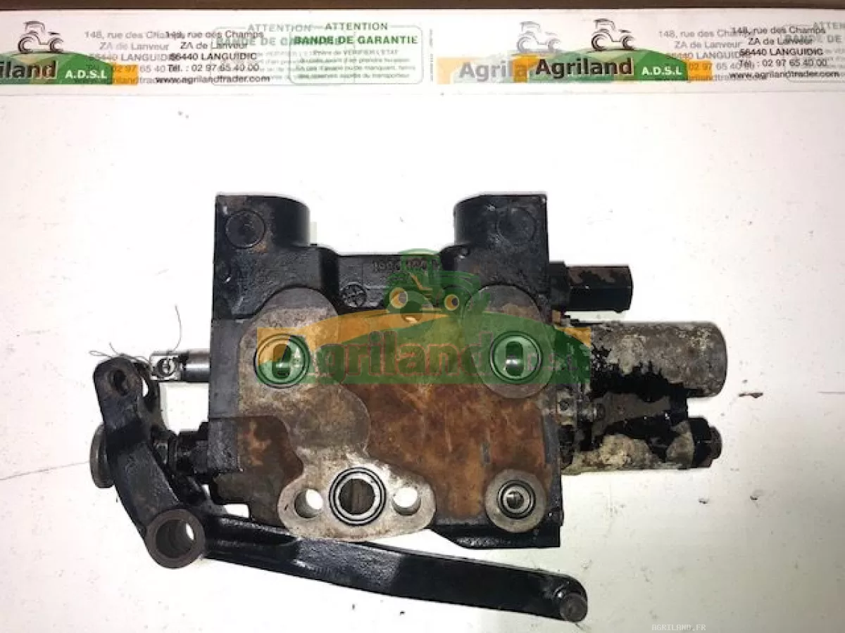 ENSEMBLE DE VALVES  HYDRAULIQUES  AVEC LEVIER 