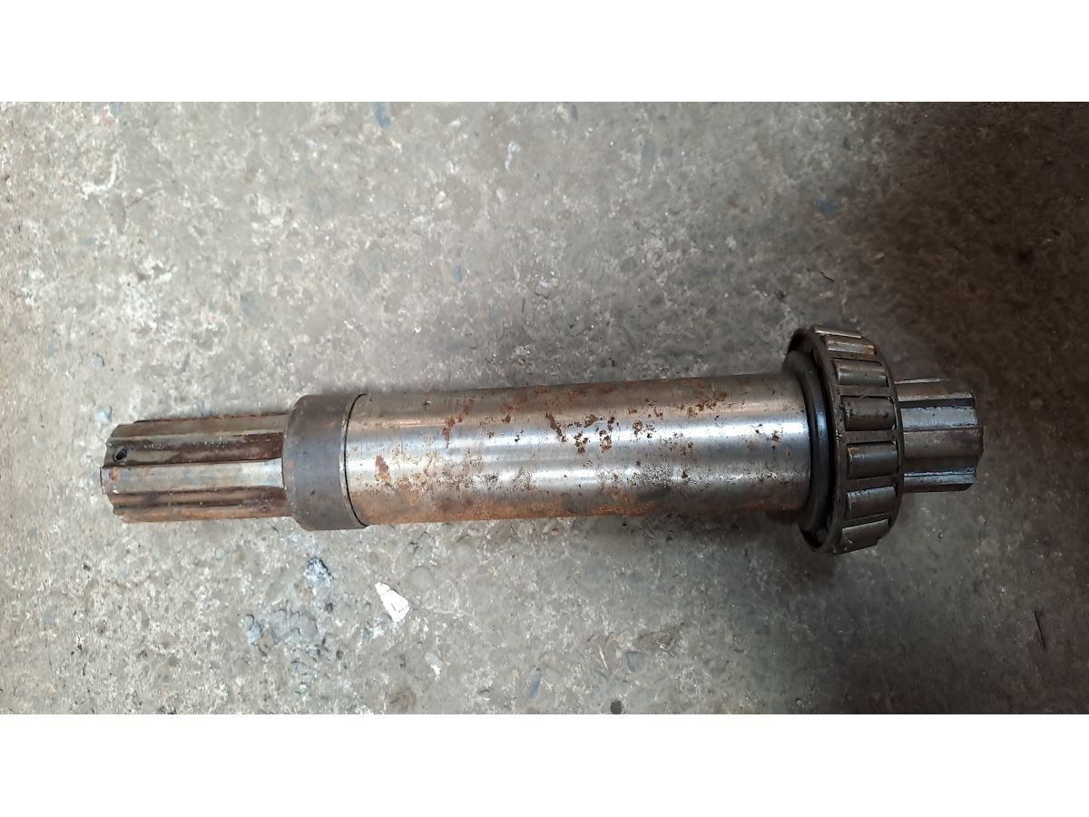 ARBRE DE BOITIER R 700 MODELE SPECIAL AVEC ENTRAINEMENT DE LA POMPE PAR UNE MECANINDUS LP : 1861